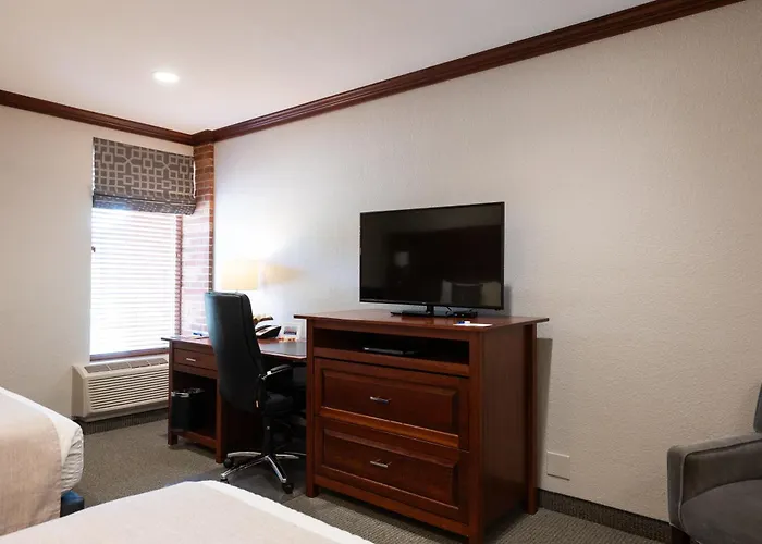 Hillsdale Hotels