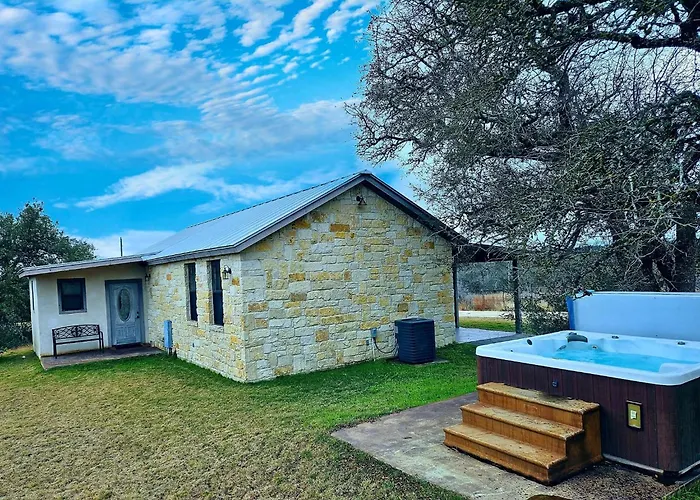 Breezy Hills Cottages - Hill Top Cottage Fredericksburg