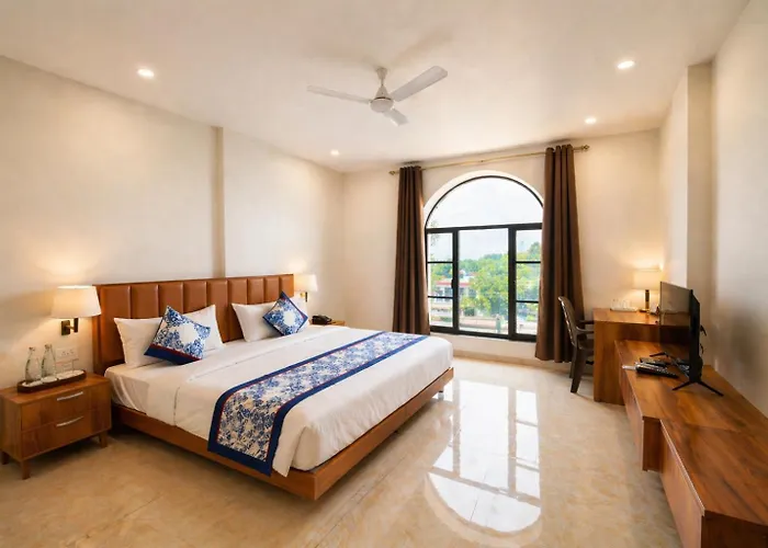 Hotel Golden Retreat - At Anand Railway Station