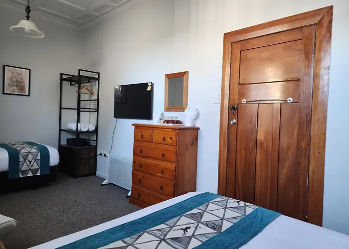 Pirongia Hotels