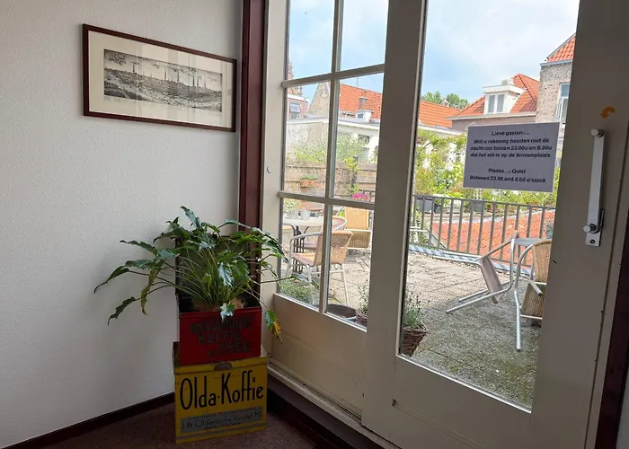 Hotel Hanzestadslogement De Leeuw in het centrum, Snoepwinkel, Hanzemuseum, Koffieschenkerij met Binnenplaats, Kamers met keukentje en Ontbijtservice Deventer