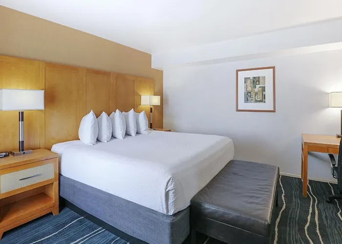 Ramada By Wyndham Costa Mesa/Newport Beach