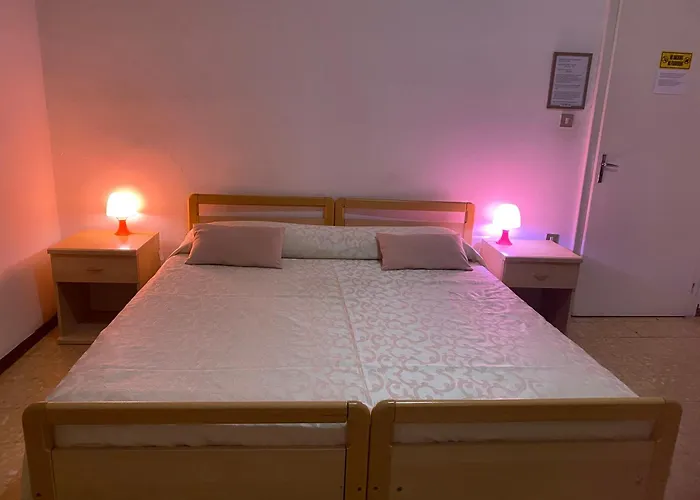 Travellers Lodge Bed & Rooms