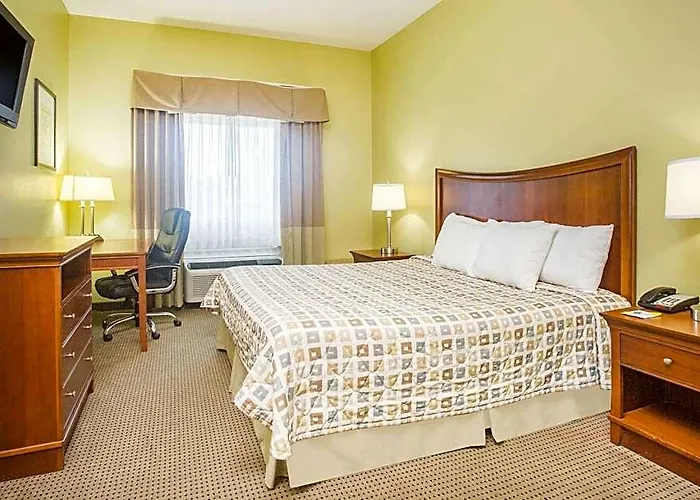Swainsboro Hotels