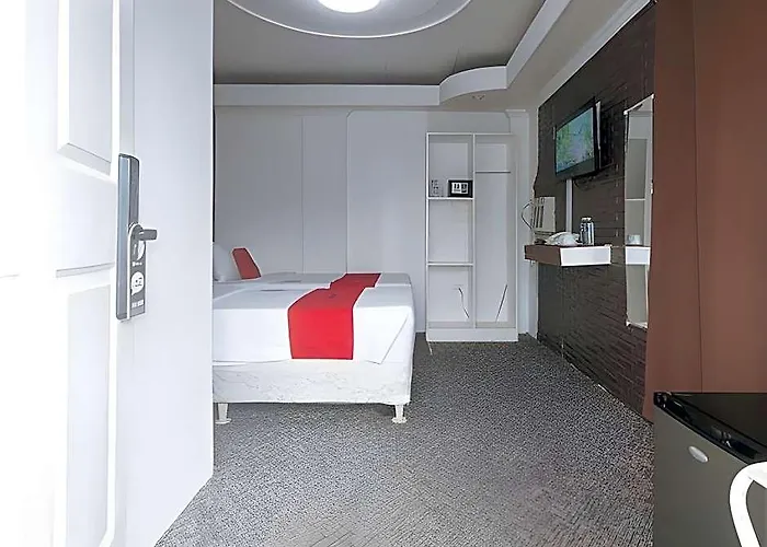 Reddoorz Premium @ The Grand Peninsula Suites
