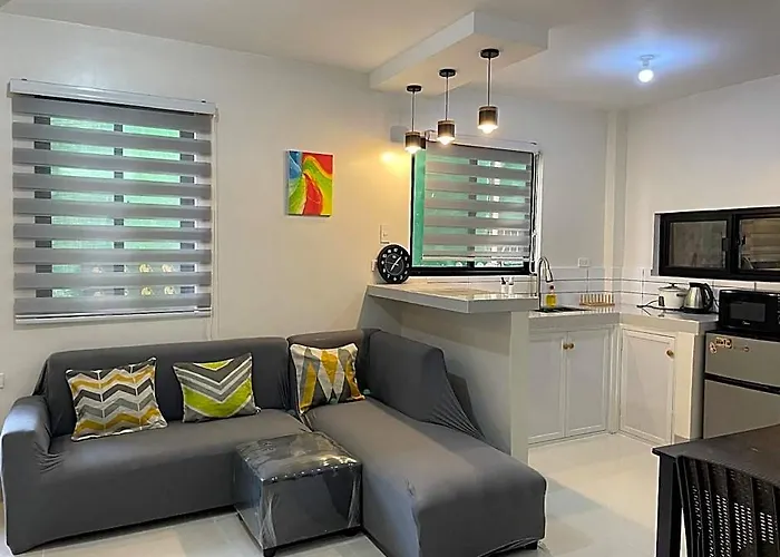 Roomiq Homestay Unit B