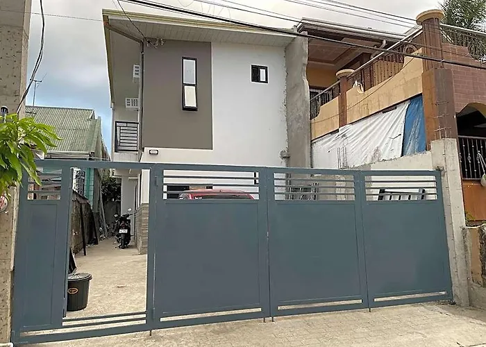 Roomiq Homestay Unit B