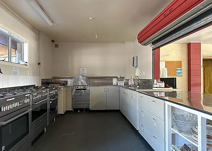 The Crossing Lodge And Backpackers