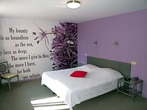Hotels in Wellin