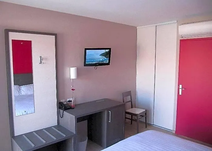 Saint-Saturnin (Puy-de-Dome) Hotels