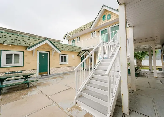 Suite 18 Green Gables Resort Lake View Retreat