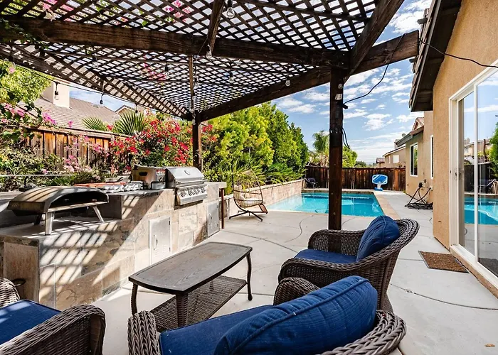 Monthly Stay Furnished Room With Swimming Pool, Easy Parking In Peaceful Temecula Home