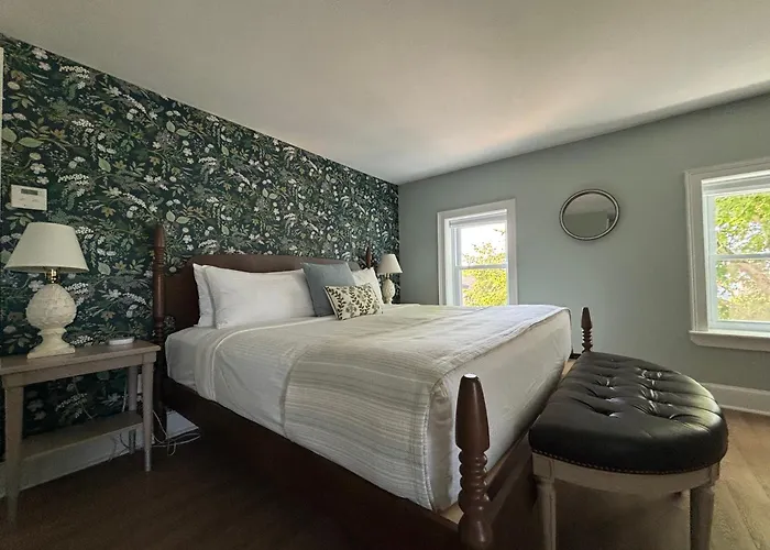 Breakwater Inn