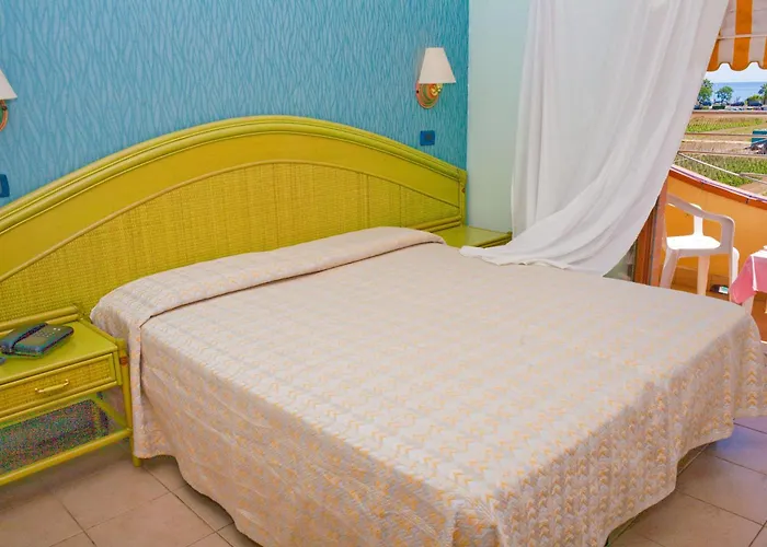 Hotel Rivadoro-Spiaggia ombrellone e lettini-Piscina-Parcheggio Martinsicuro