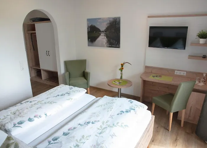 Hotels in Apen