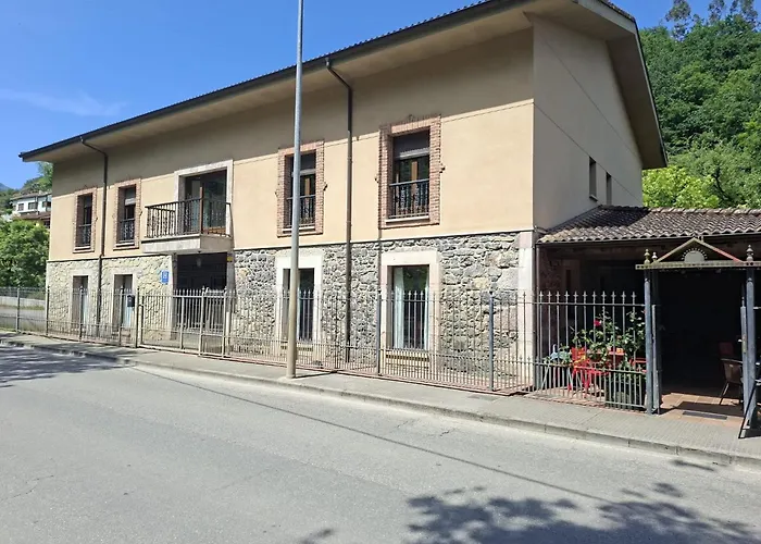 Hotel Restaurante Ribera Del Chicu
