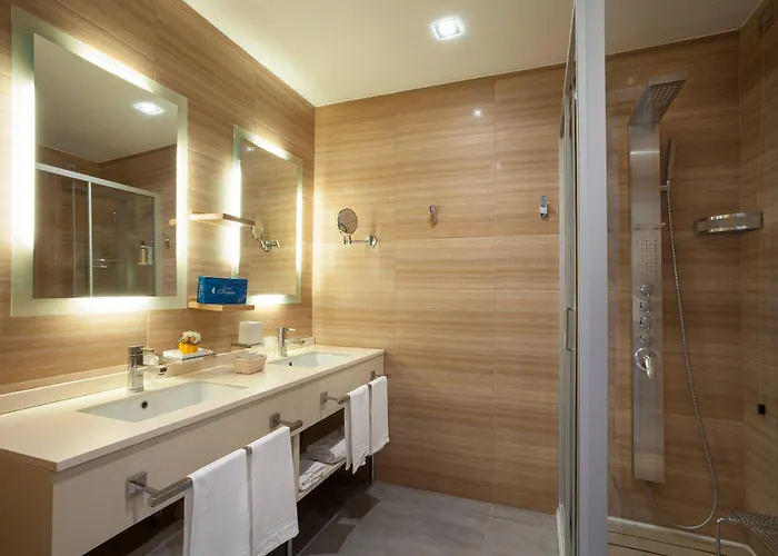 Hotel Bristol Buja