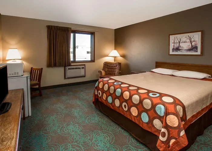 Super 8 By Wyndham Hartford Wi Hotel