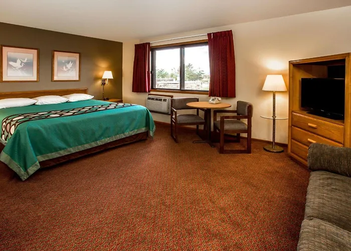 Super 8 By Wyndham Hartford Wi Hotel