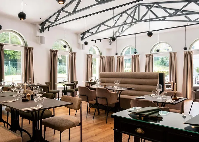 Maintenon Hotels