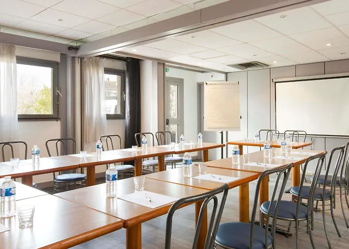 Fresnes (Val-de-Marne) Hotels
