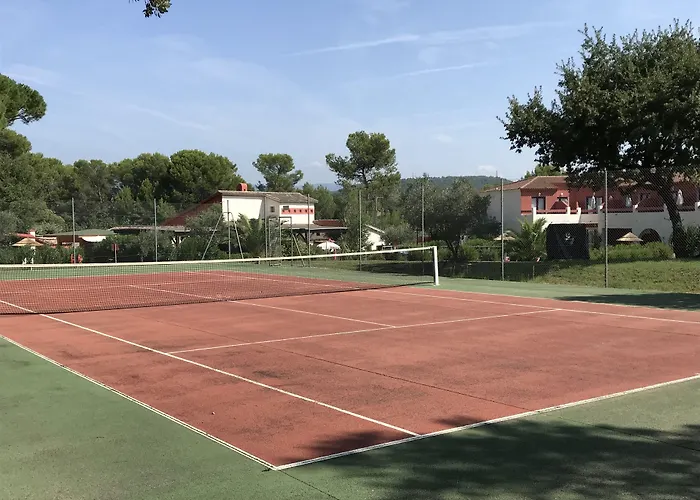 Hotel Les Pins Blancs en Provence à Le Muy