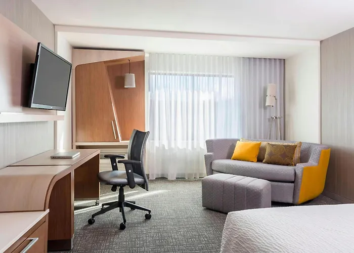 Courtyard By Marriott Fayetteville
