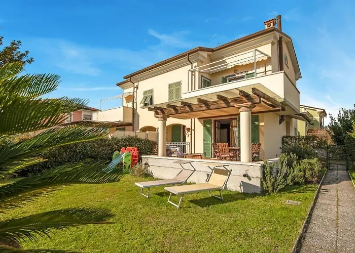 Elegante camera matrimoniale con balcone a 500 mt dal mare Marina Di Carrara