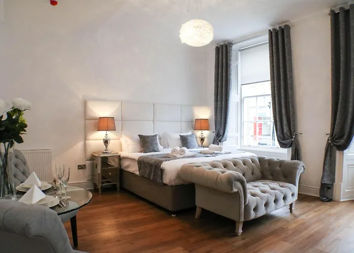 Edinburgh Castle Apartments