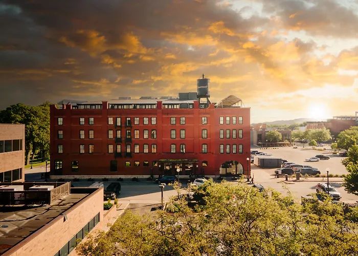 The Charmant Hotel La Crosse
