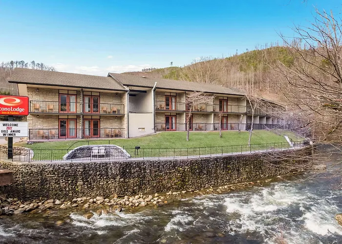 Econo Lodge Inn & Suites On The River