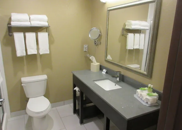Holiday Inn Express & Suites Butler By Ihg
