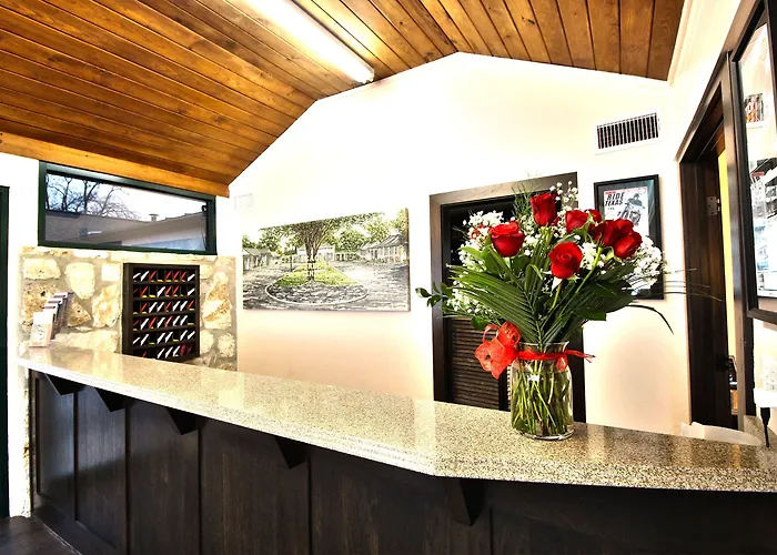 Peach Tree Inn & Suites