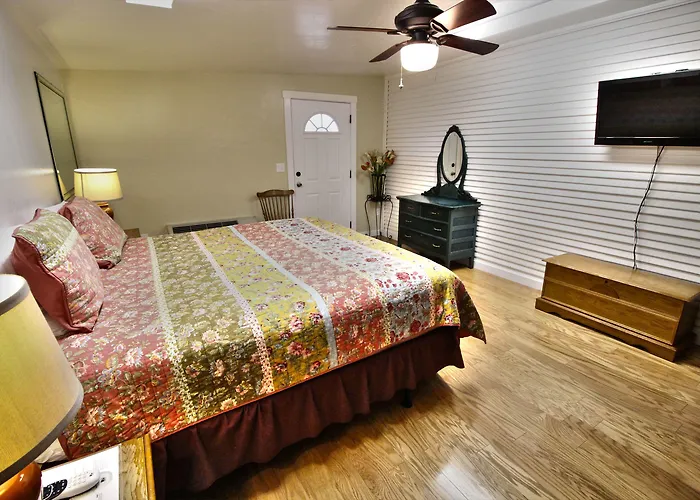 Peach Tree Inn & Suites