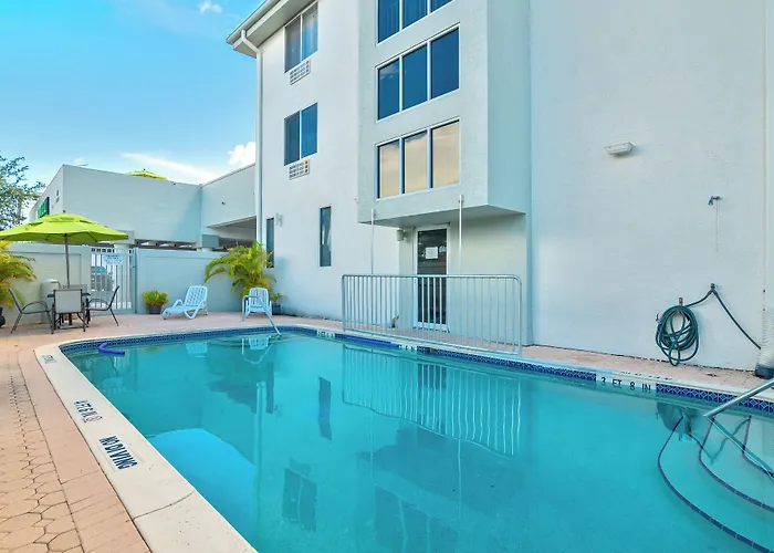 Naples Park Central Hotel