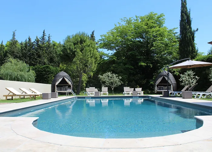 Cadenet Hotels