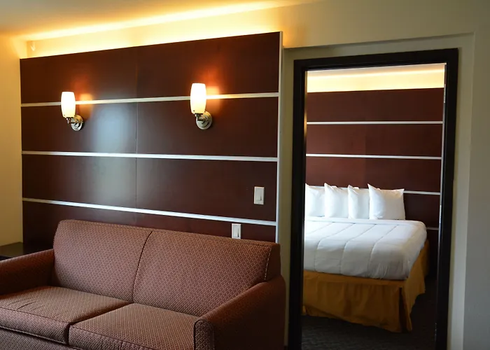 Days Inn & Suites By Wyndham Milwaukee