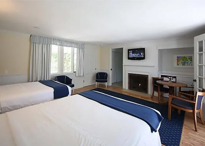 Colonial Inn Harbor Springs
