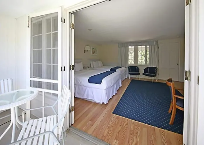 Colonial Inn Harbor Springs