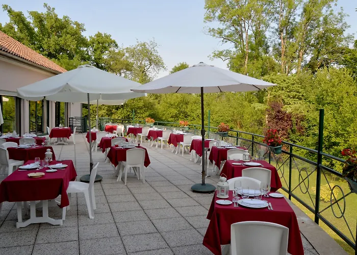 Vienne-le-Chateau Hotels