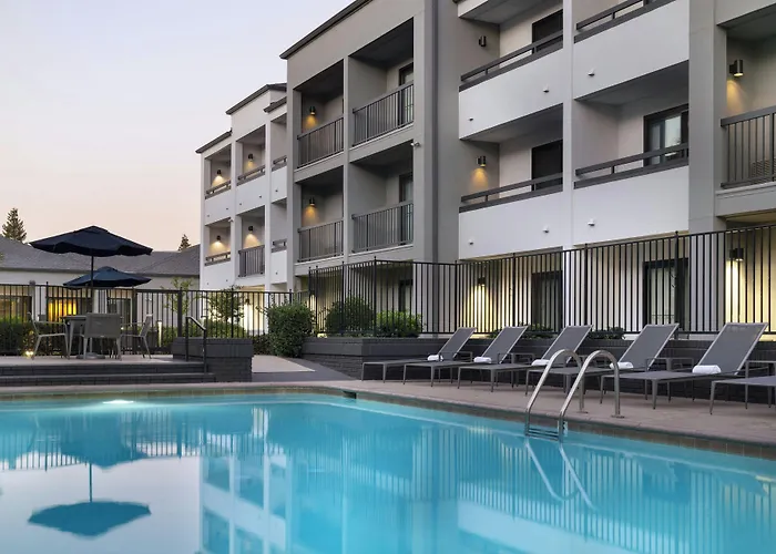 Courtyard By Marriott Bakersfield Hotel