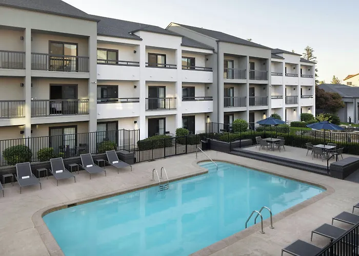 Courtyard By Marriott Bakersfield Hotel