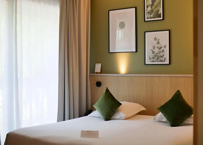 Magnac-Laval Hotels