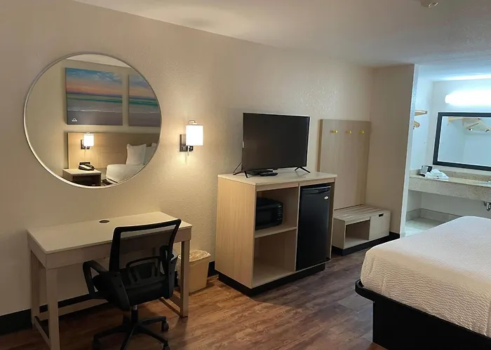Days Inn & Suites By Wyndham Navarre - Near Beaches Hurlburt