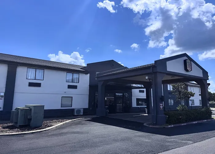 Super 8 By Wyndham Clinton Hotel