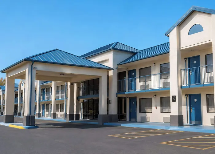 Econo Lodge Inn & Suites Bentonville