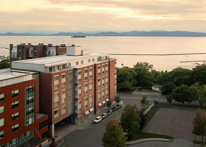 Courtyard Burlington Harbor Hotel