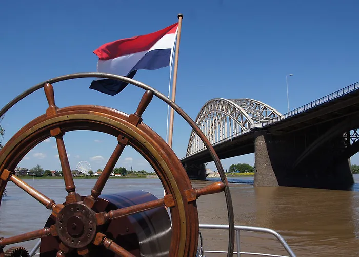 Boat 'Opoe Sientje' Bed and Breakfast Nijmegen