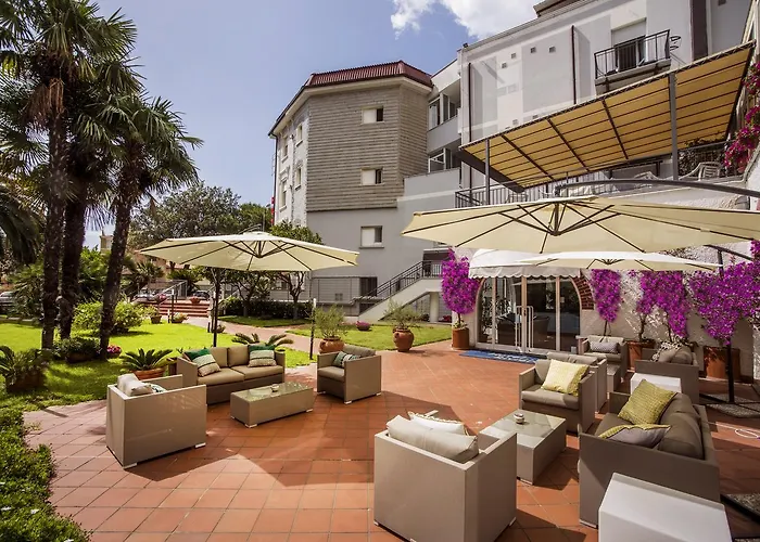 Hotel Riviera 3 Stelle con piscina estiva gratuita e garage a pagamento Spotorno