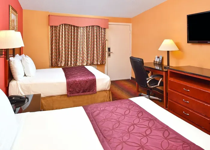 Smithtown Hotels